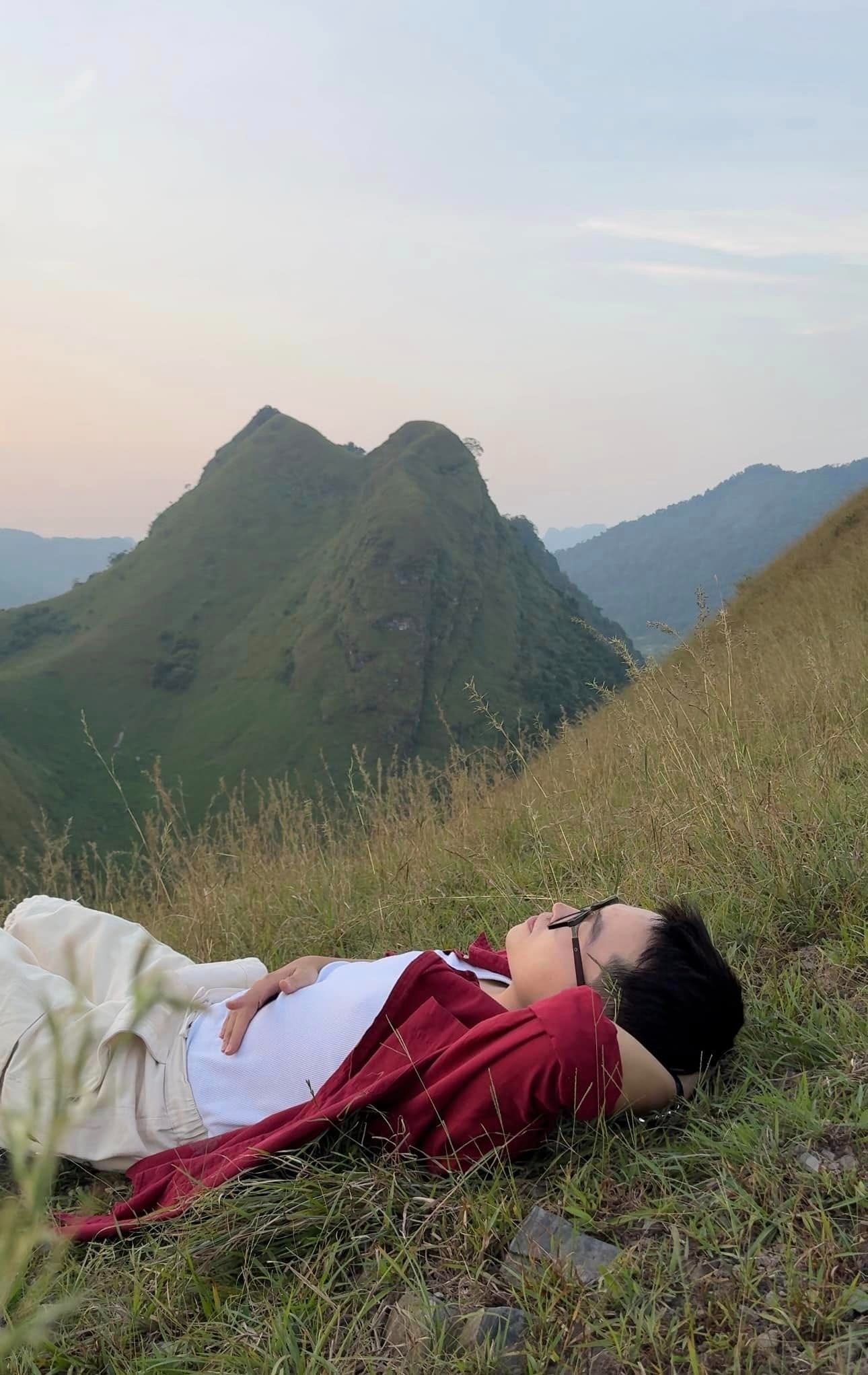 Đi tìm cảm giác “chill” bên đồi cỏ cháy Vinh Quý – Một góc thiên nhiên thơ mộng ở Cao Bằng Đi tìm cảm giác “chill” bên đồi cỏ cháy Vinh Quý – Một góc thiên nhiên thơ mộng ở Cao Bằng